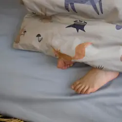 Простынь на резинке голубого цвета на матрас размером 90x160