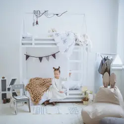 Двухъярусная кровать Дом на 5см ножках белого цвета