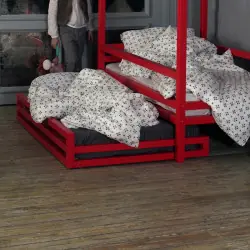 Выдвижное дополнительное спальное место для кровати красная